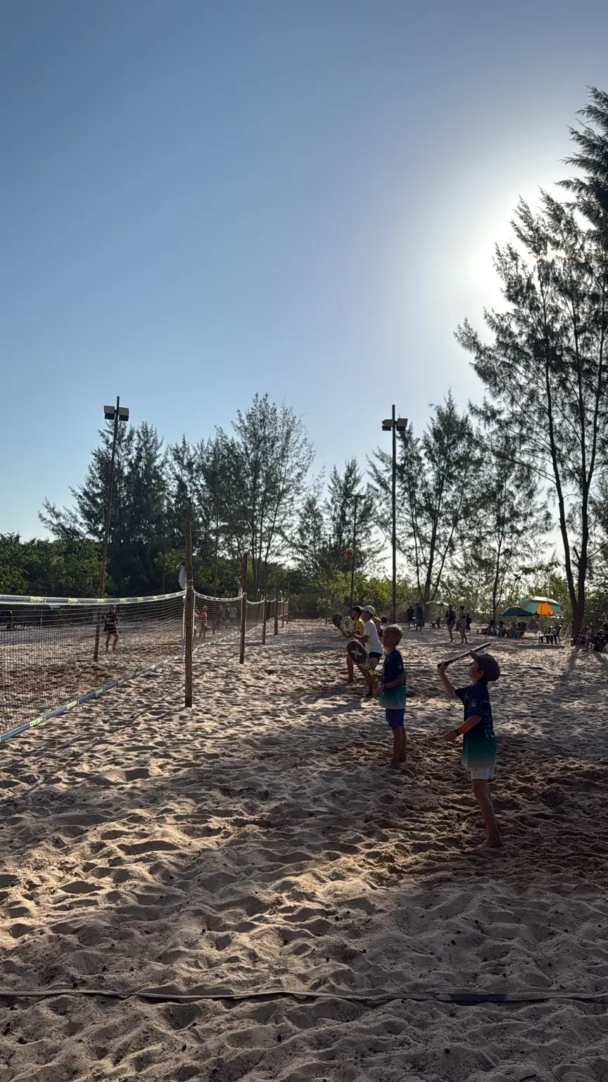 Crianças praticando esporte na Arena Carapitangui