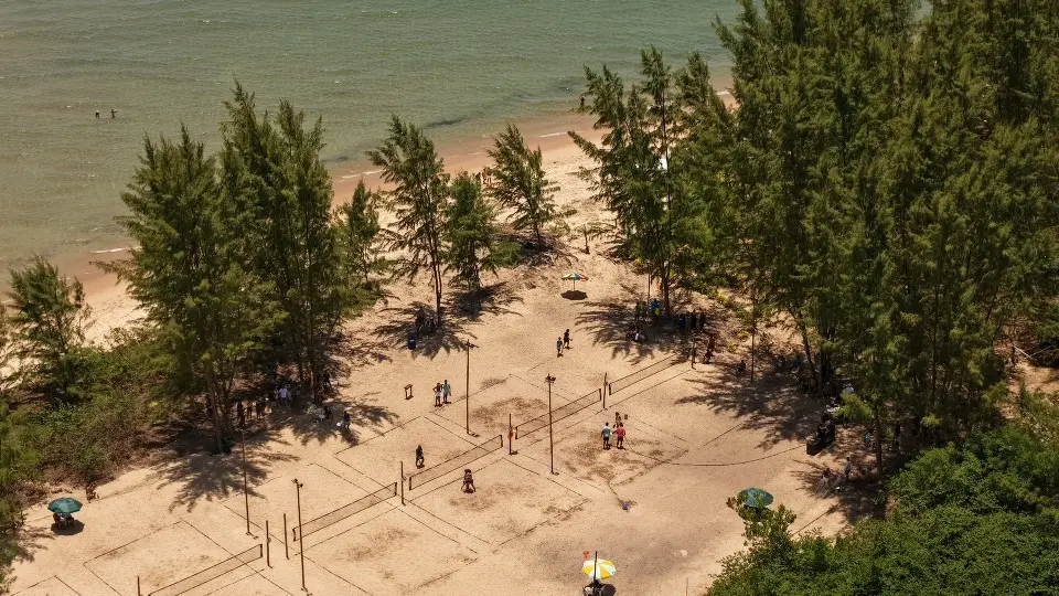 Atletas ocupando as quadras de areia da Arena Carapitangui