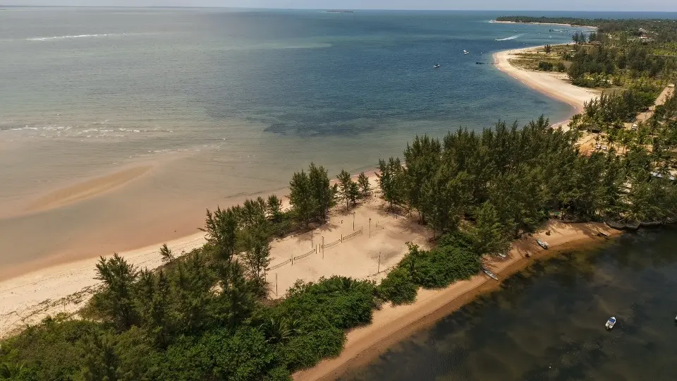Arena Carapitangui entre o mar e a vegetação da Península de Maraú