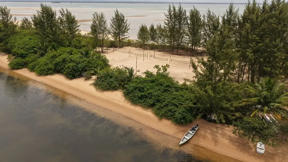 Quadras de areia da Arena Carapitangui junto ao rio