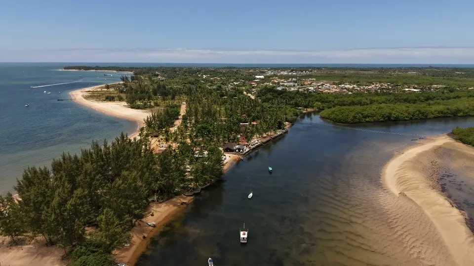 Encontro do rio com o mar visto da região da Arena Carapitangui