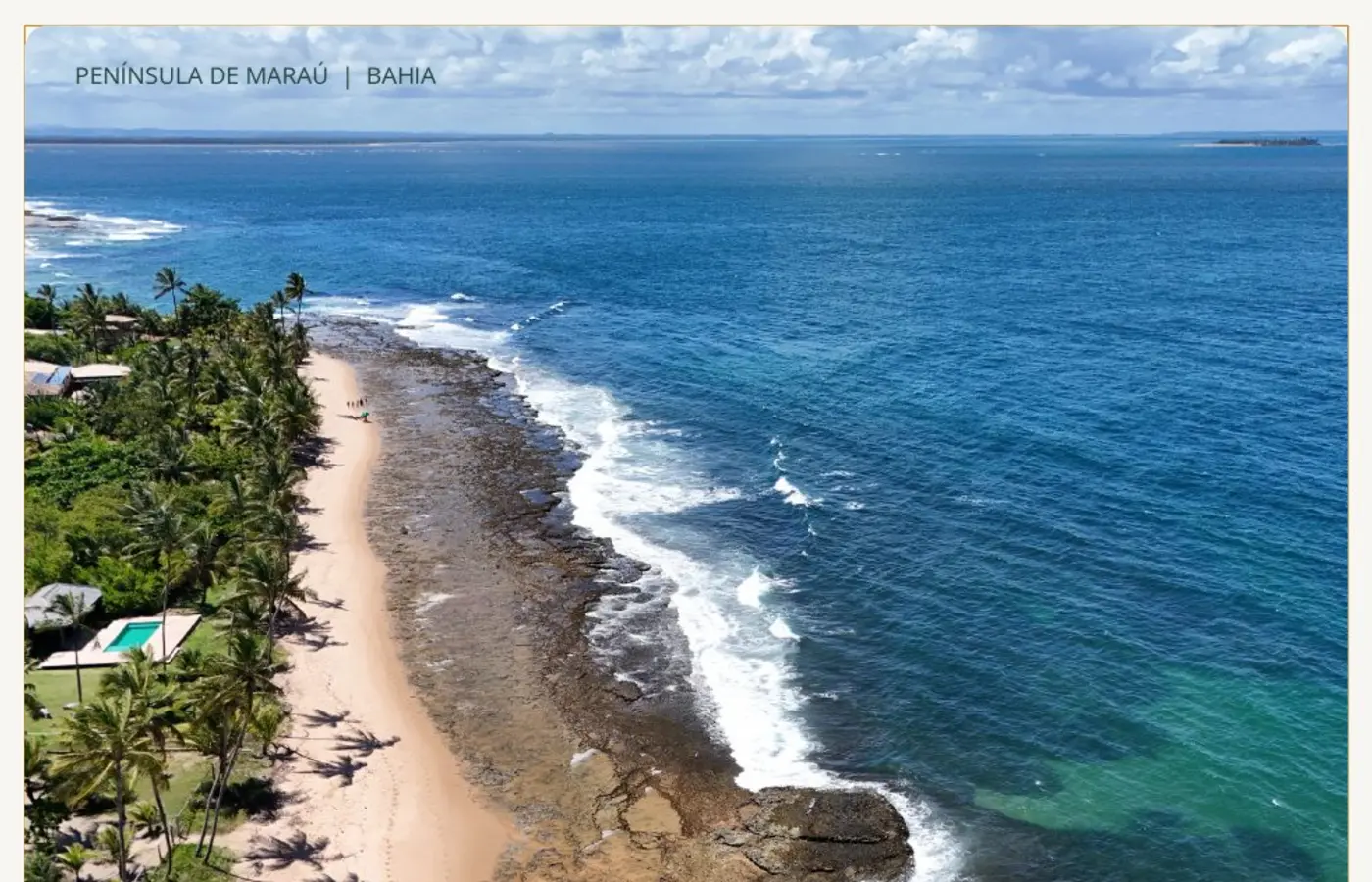 Longa faixa de areia da praia de Bombaça
