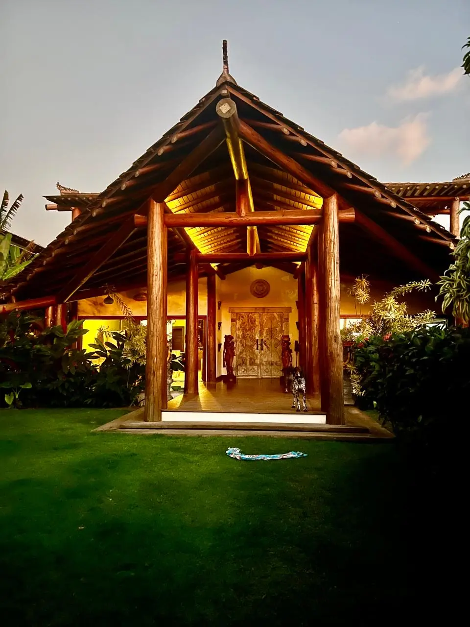 Fachada tropical da Casa Bali em Carapitangui