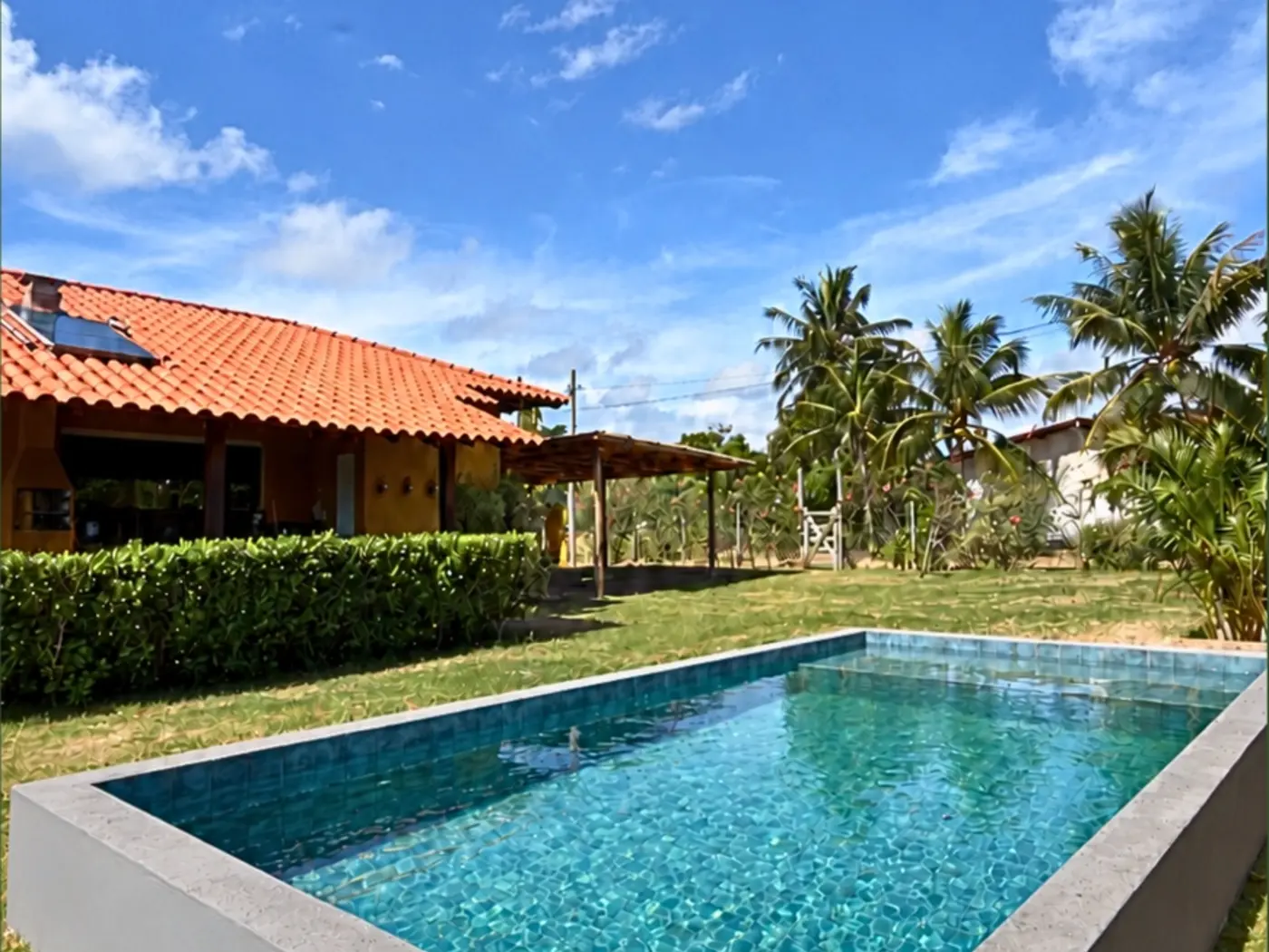 Piscina privativa e jardim da Casa Girassol
